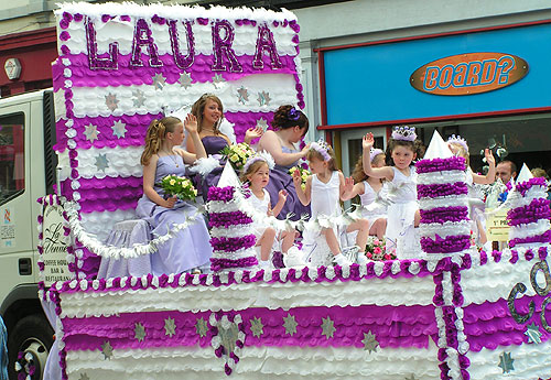 Queen Laura's puprle and white carnival float