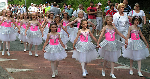 Cowpers dancers in pink and white