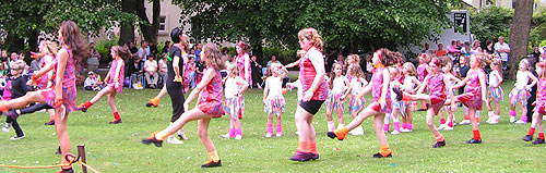 Stagestars dancing in castle park