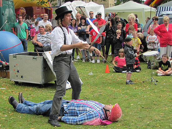 Juggler with knives and volunteer