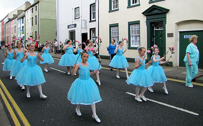Cowpers dancers in blue on Irish Street