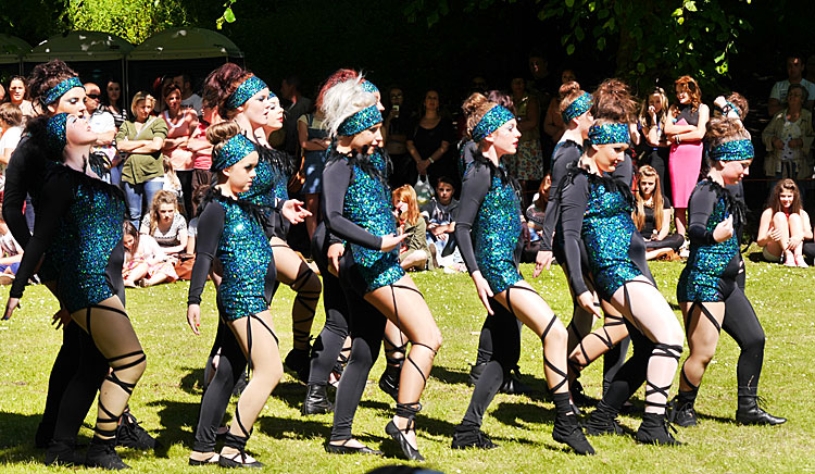 Stage stars dancers in the park