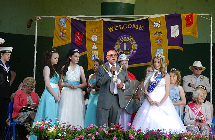 Mayor presents crowning