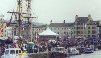 Crowds on the Sugar Tongue and around the Hub