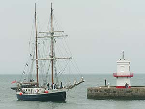 Jean de la Lune in front og the North Pier lighthouse