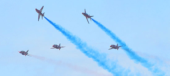 5 red arrows approaching with twist