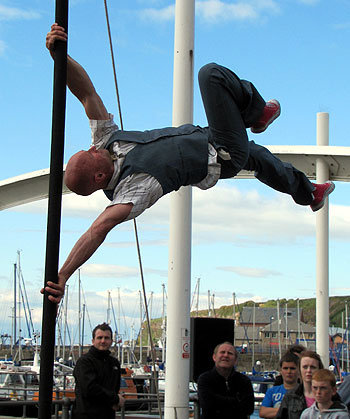 Skillful display on the pole