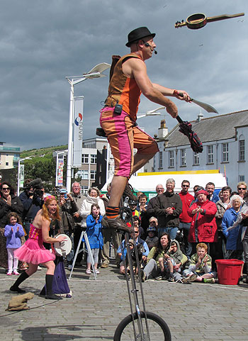 uni-cycle juggling